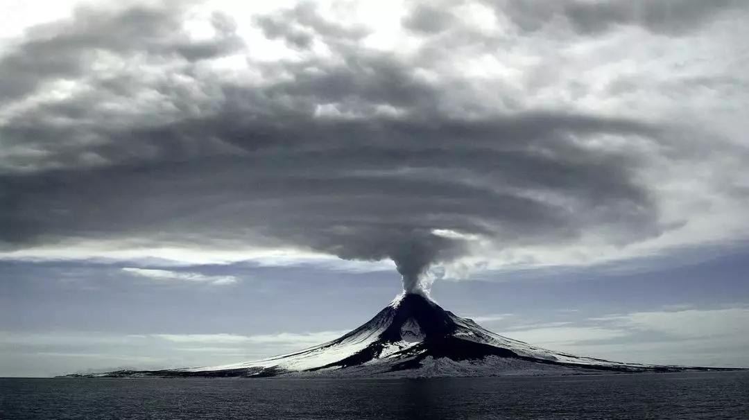 火山人口锐减_火山爆发图片