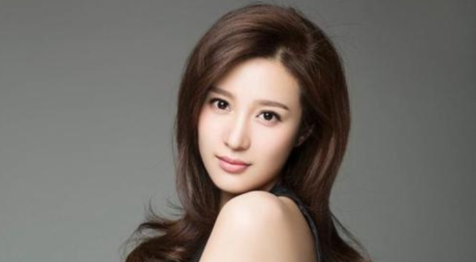 邬靖靖脸怎么变了 邬靖靖有没有整容看看高中