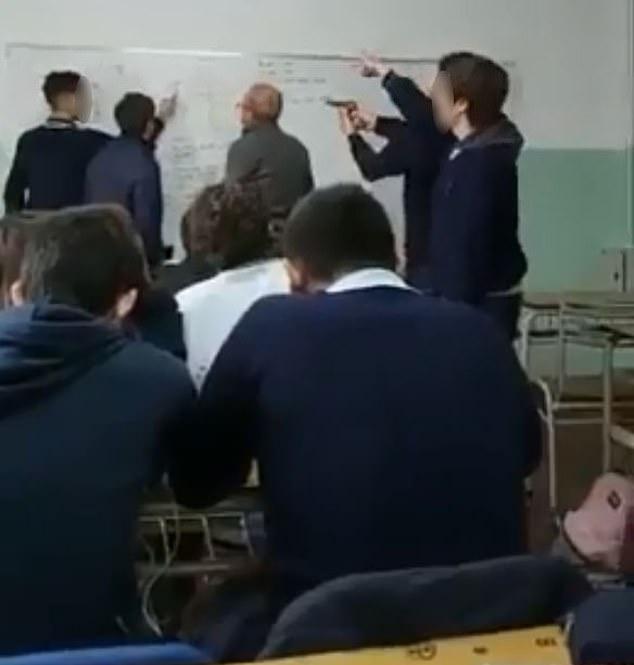 阿根廷老师上课转身，后背遭学生用枪瞄准，网友：在美国都得被抓