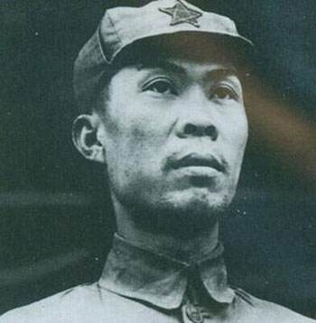 他是红军留守军团的军团长，后被老蒋杀害，若不牺牲至少是大将
