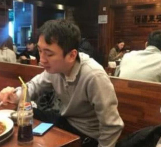 被限制消费的王思聪近况如何?吃饭被网友偶遇,桌子上的饮料亮了