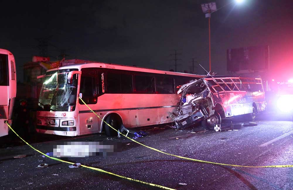 墨西哥一客车超速与路边两客车相撞，已致10死20多伤