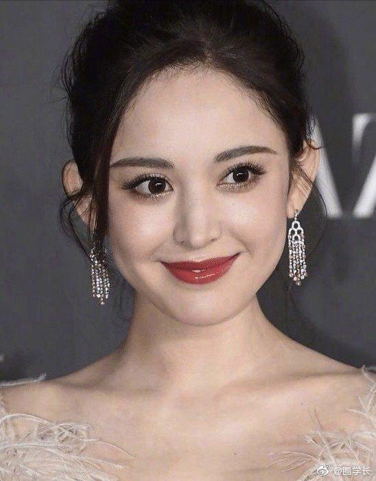 女明星怼脸无p照,娜扎鼻子真的好奇怪,宋祖儿口红都画