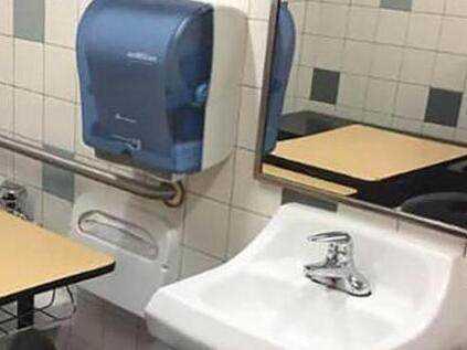课桌被安排在厕所学校差别对待学生惹怒家长