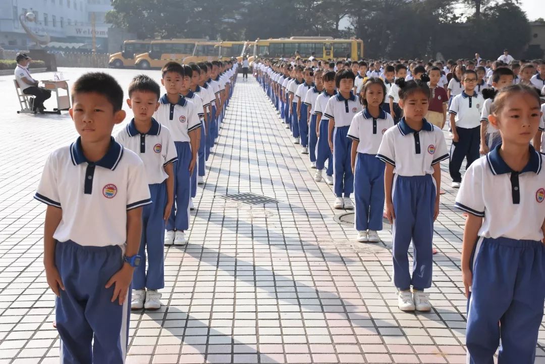 东莞市寮步明珠小学我们一起来看看现场的精彩瞬间评比中