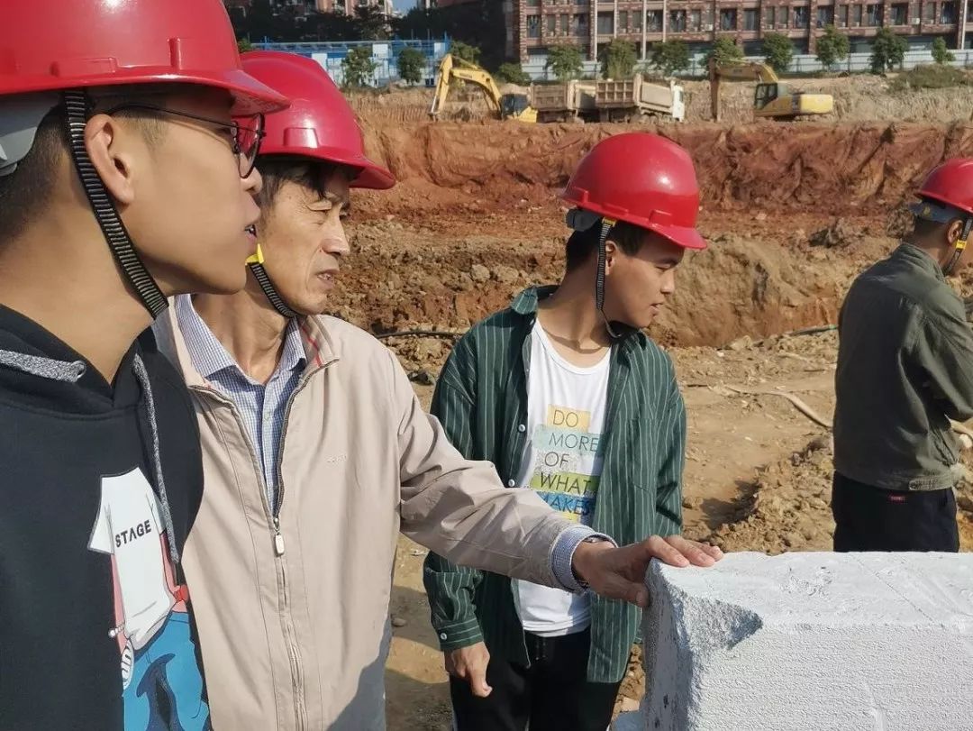 接着是该工地的土建工程师刘工带领我们深入工地,并向我们讲解正在