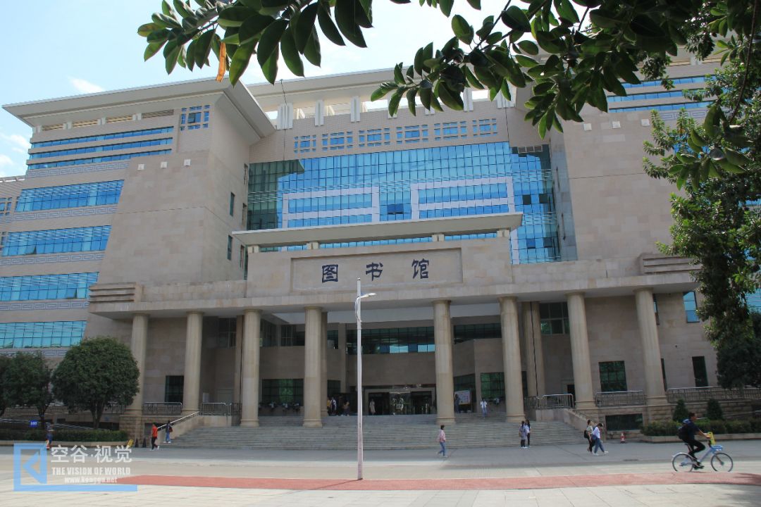 进入广西大学图书馆公众号→服务→馆藏查询 因为我们的图书馆实在