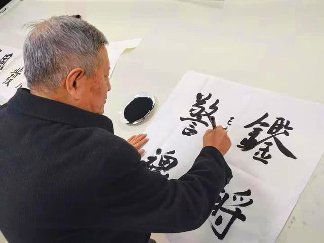 河北省美术研究会书画家走进警营慰问基层公安干警 图6