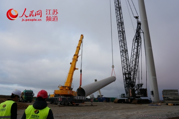 中国电建承建乌克兰西瓦什风电项目首台风机顺利吊装