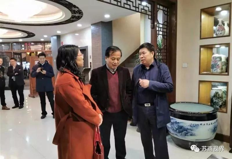 缪剑馆长向张乘风秘书长作介绍