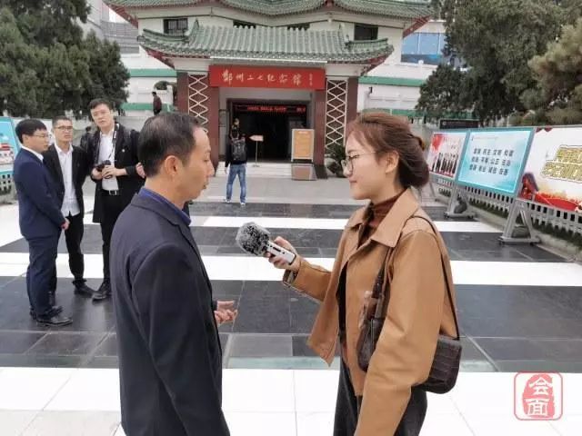 记者张云帆采访中建七局王磊