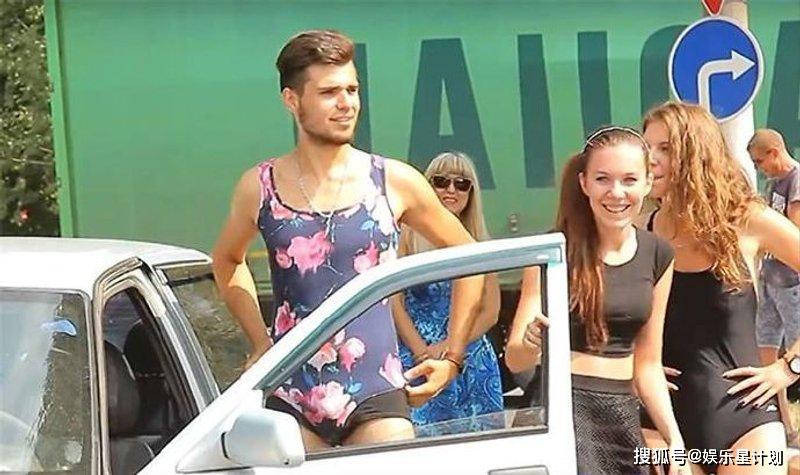 俄罗斯加油站推出「男生穿比基尼」就能免费加油,群众表示:现场画面