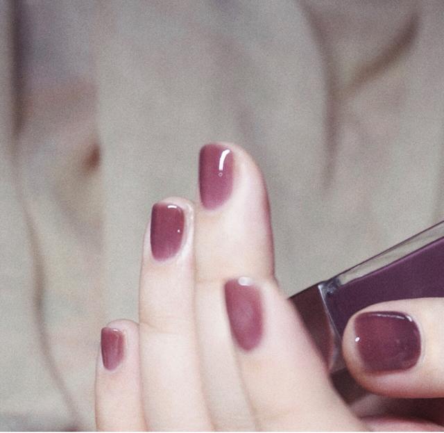 适合秋冬的指甲油 从香奈儿到hm 这几款也太美了吧 可人女性资讯网