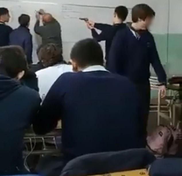 阿根廷老师上课转身，后背遭学生用枪瞄准，网友：在美国都得被抓