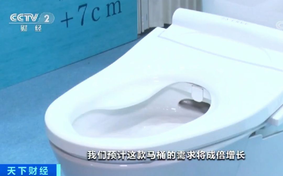 还有商家特地将马桶圈的前半部分加宽,改造成了一个葫芦形,从而为需要