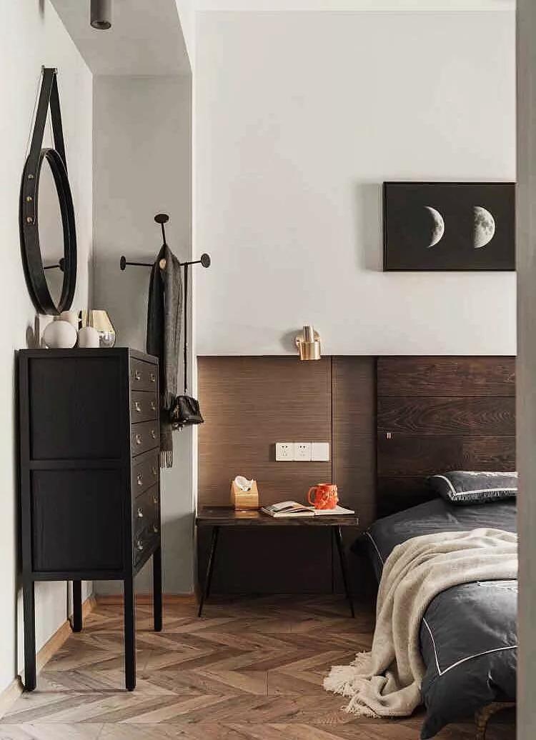 美女坐桌脚放椅子上猜成语_看图猜成语(3)