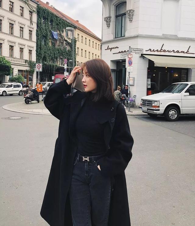 黑色大衣,配合黑色打底衫,深色牛仔裤,all black是不容易出错的搭配