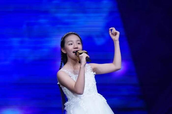 中国好声音崔佳莹赛后首度亮相携手张恒远等好声音明星实力助阵小小好