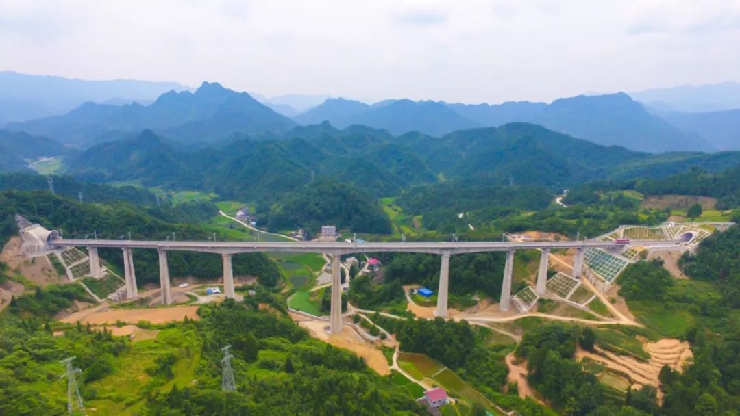 湖北来凤县和湖南龙山县GDP_湖北来凤县风景图(2)