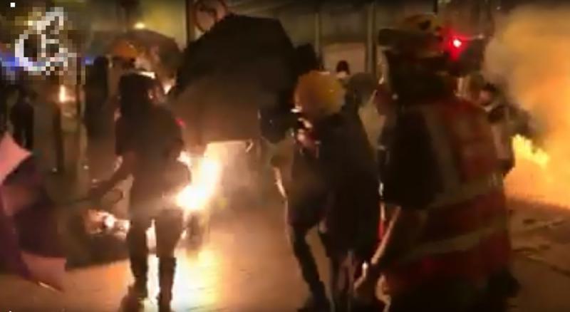 玩火自焚！香港暴徒扔汽油弹，"同伙"被烧直打滚