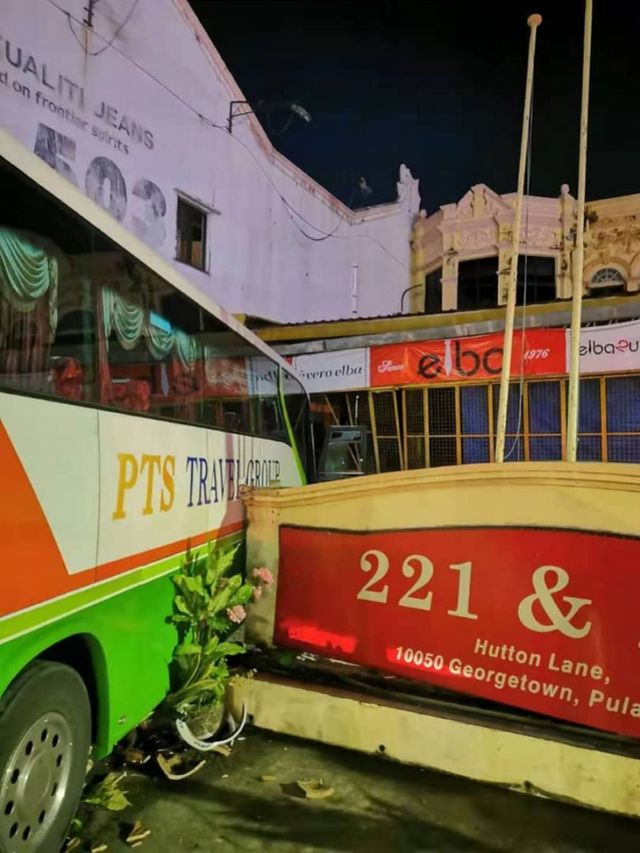 马来西亚载20名中国游客巴士失控撞墙，事后乘机回国！司机身亡