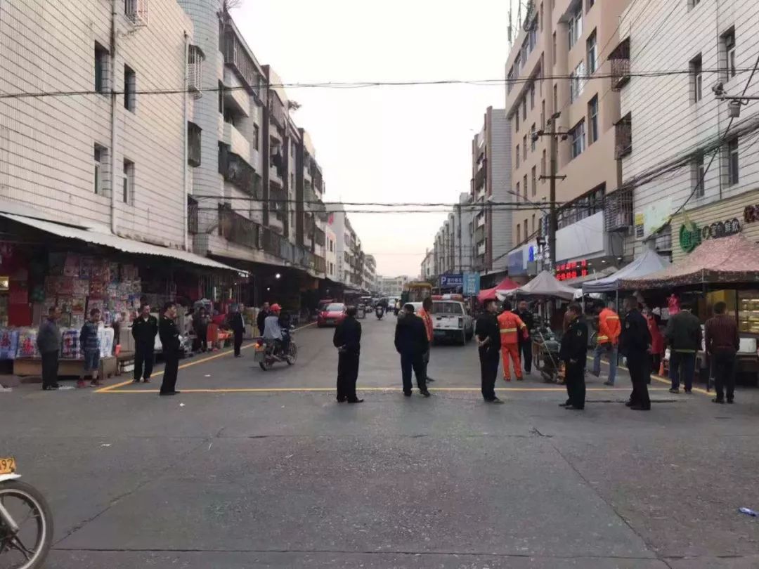 近日,南安城市管理综合执法大队官桥中队对官桥镇金庄街,立新街,福