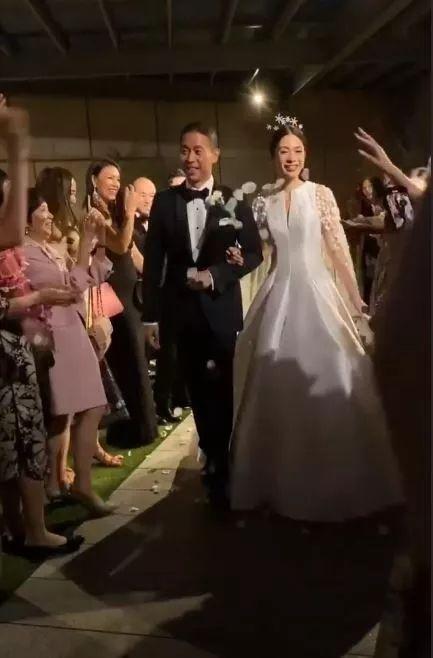 霍启刚名媛前任卢恬儿大婚,新郎虽然比新娘大十岁,但很般配