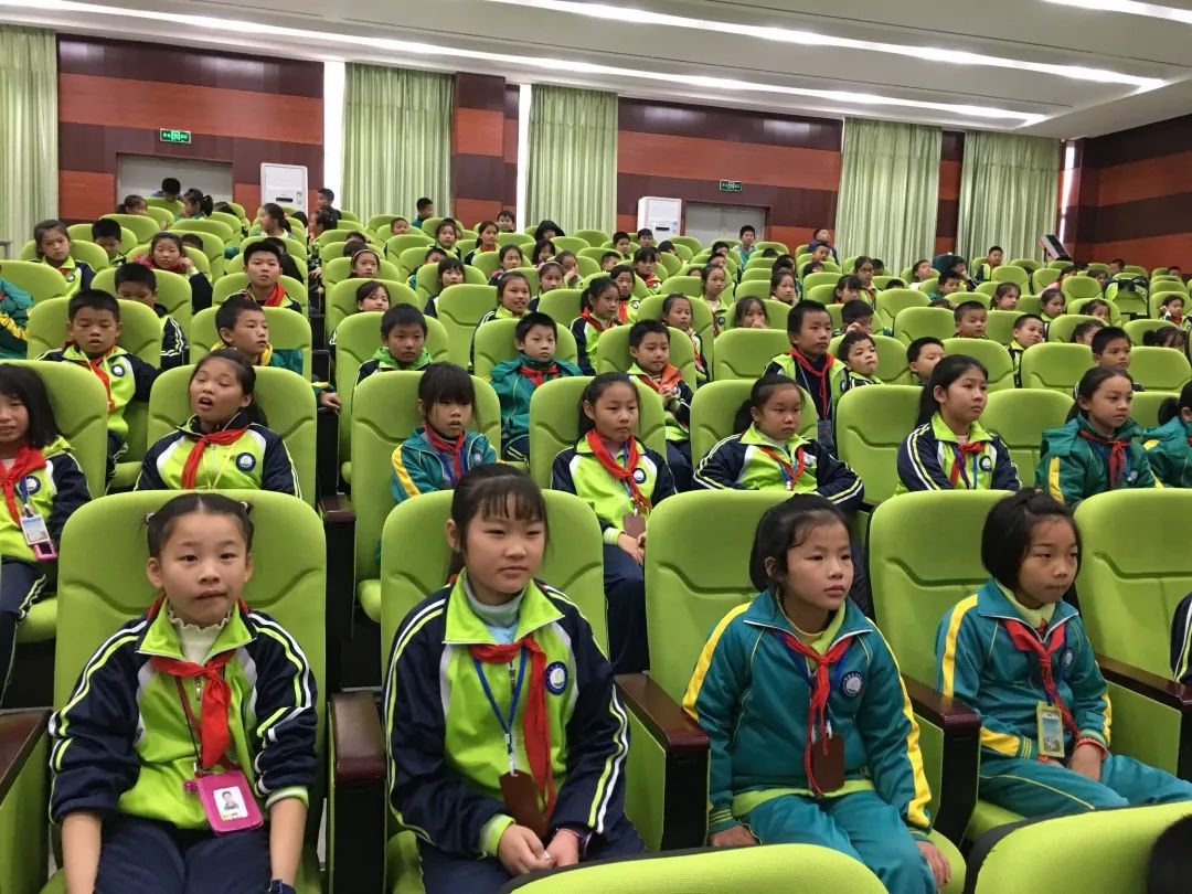 芳草学校举行四年级学生 "看词语 说美文 编故事"说写