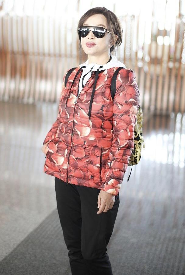 64岁刘晓庆现身机场，穿花棉袄扮嫩，像林青霞优雅老去不好吗？_年纪