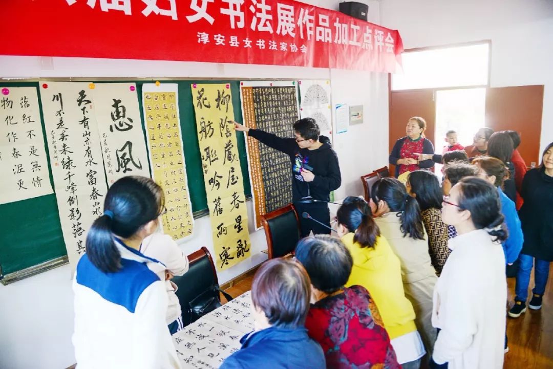 县女书协举办作品加工点评会,备战省第六届妇女书法展