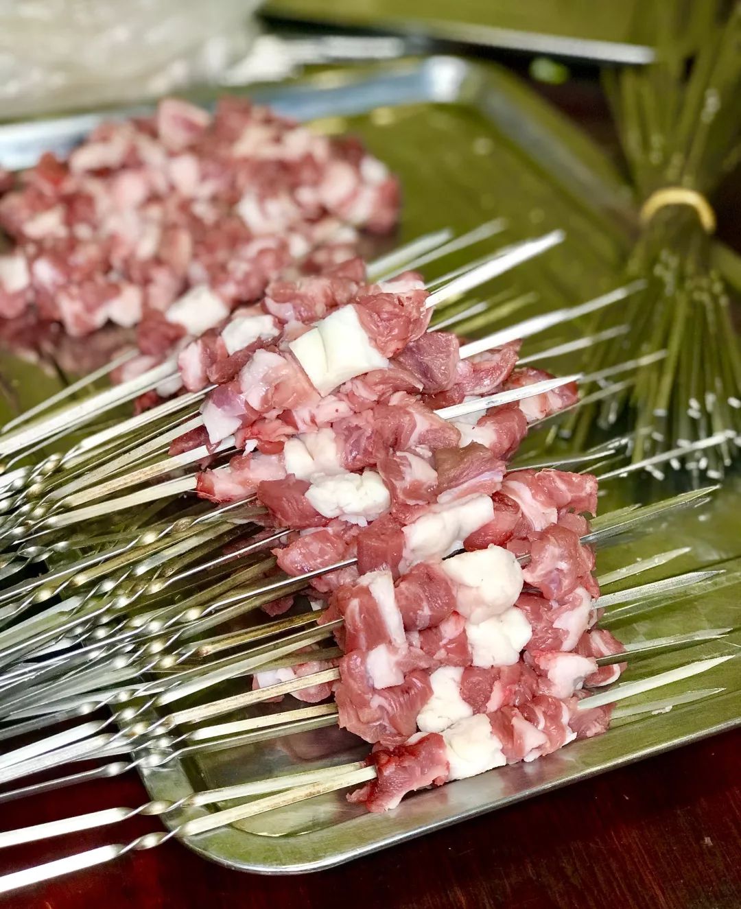 想涮羊肉，又想撸串子。这家馆子都能满足你。铜锅，鲜肉烤串！