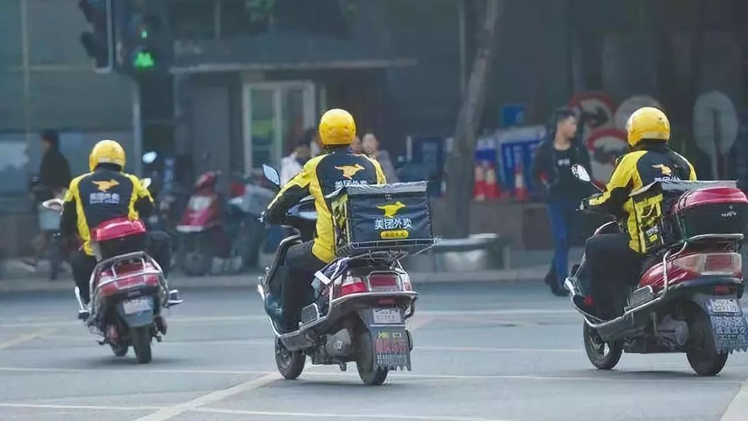 跑外卖下暴雨怎么穿搭_暴雨送外卖图