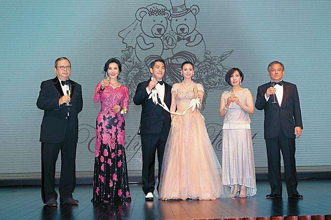 目前,何正德已经成为何家第四代传人,未来将会继承何家大