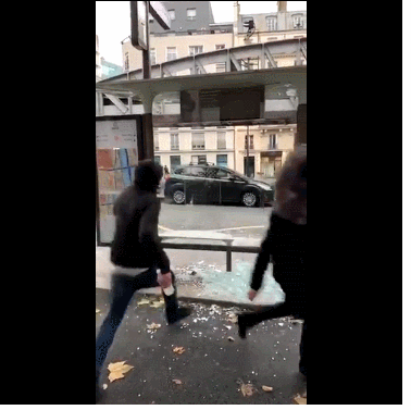 法国“黄马甲”运动一周年，示威者砸公交站台玻璃砸到“怀疑人生”……