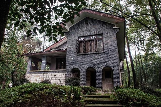 红岩魂广场位于重庆沙坪坝区童家桥(坐轻轨1号线烈士墓站下)是中国第