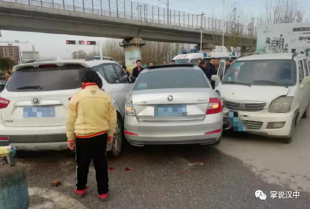 错把油门当刹车，汉中一小汽车连撞6车搜狐汽车搜狐网 3845