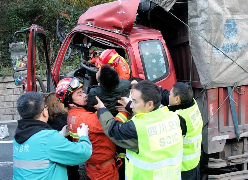 京昆高速广元到绵阳方向路段发生车祸两辆大货车追尾