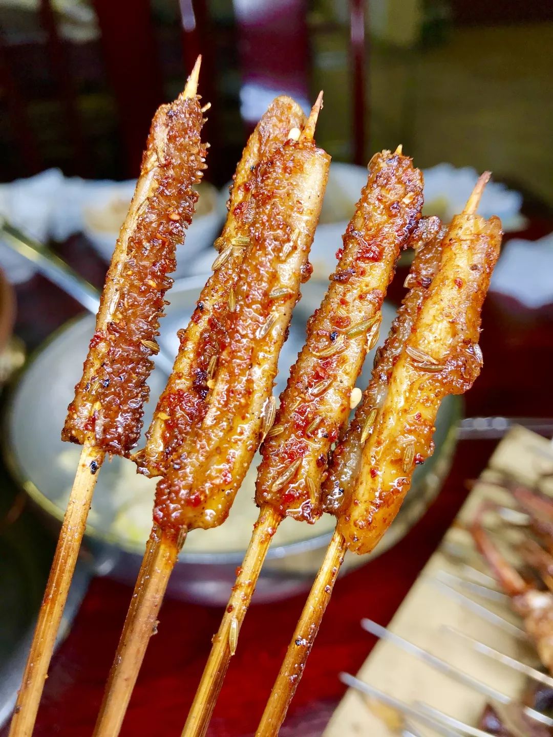 想涮羊肉，又想撸串子。这家馆子都能满足你。铜锅，鲜肉烤串！