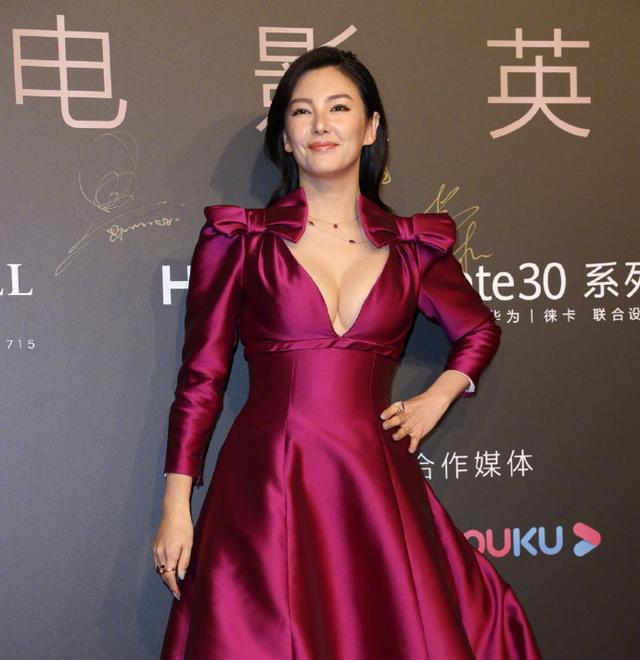 张雨绮最近状态咋了?紫红深v礼服秀事业线,可脸却暴露