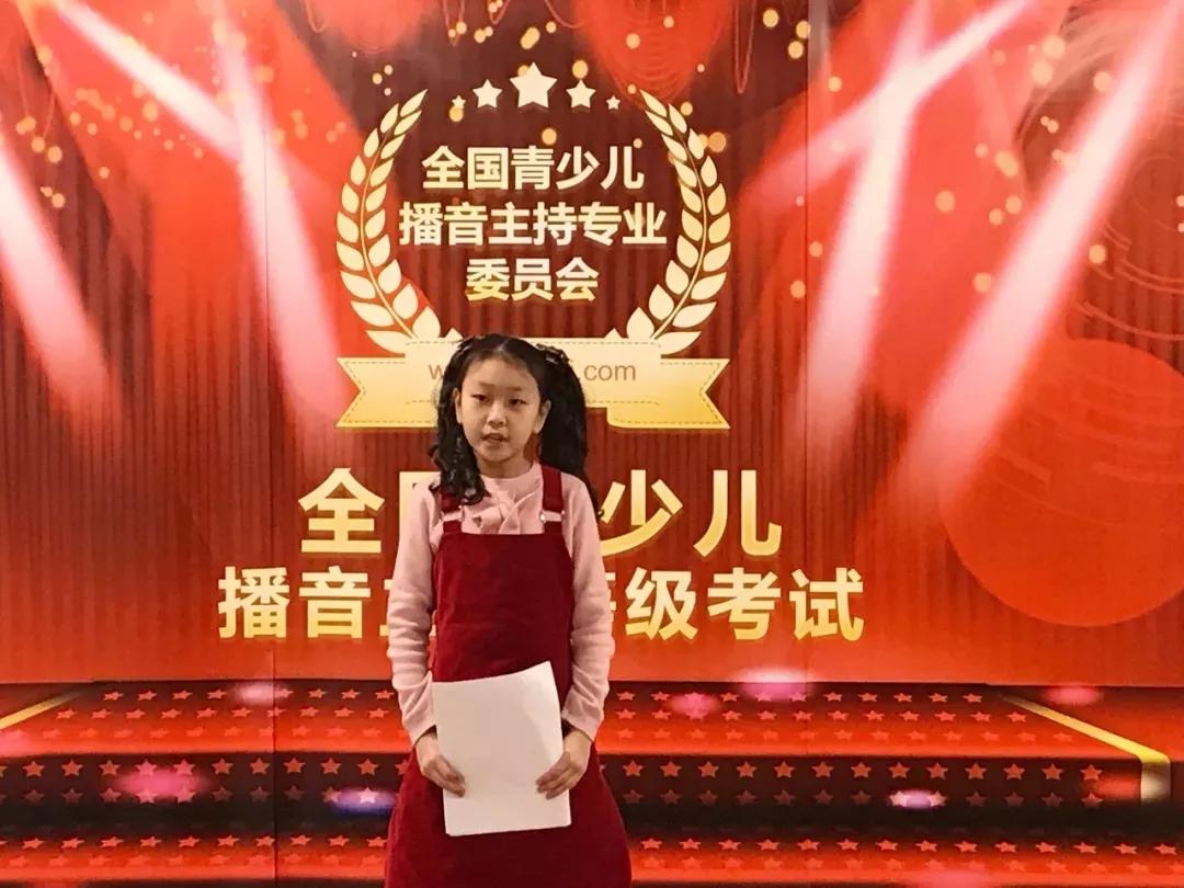 考级主考官3位由全国青少儿播音主持专业委员会派出,考试按百分制打分