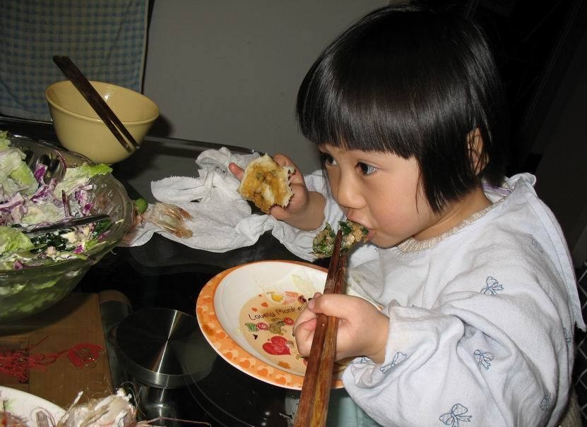 [蓝象宝贝育儿]“大人饭”孩子什么时候能吃？1岁之前不要乱喂，影响脾胃的健康