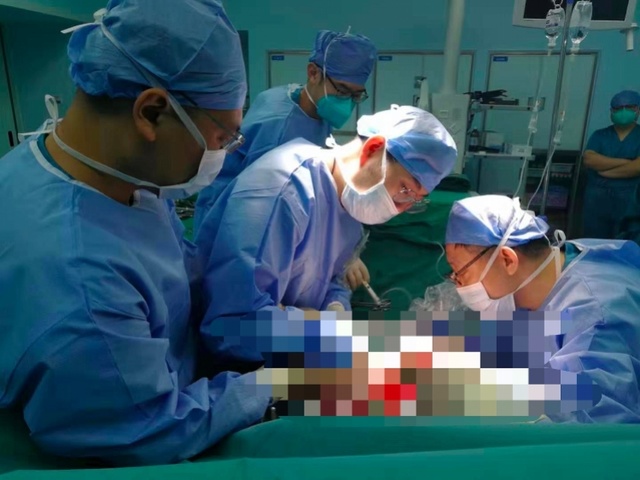 深圳28岁男子抽烟嗜酒十年得肝癌，切下石头一样硬的11斤病肝