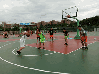 "搞笑GIF：我们校长的儿子，这篮球打好漂亮"_刘大妈