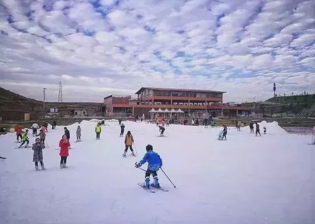 贵阳高坡滑雪场遵义桐梓大娄山滑雪场冬游贵州,赏民族民俗风情千百年