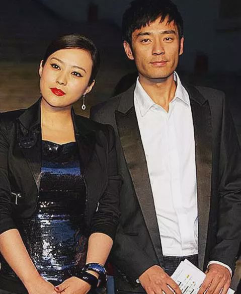 2012年11月11日,郝蕾晒婚戒照宣布与圈外男友刘烨订婚;2013年8月8日