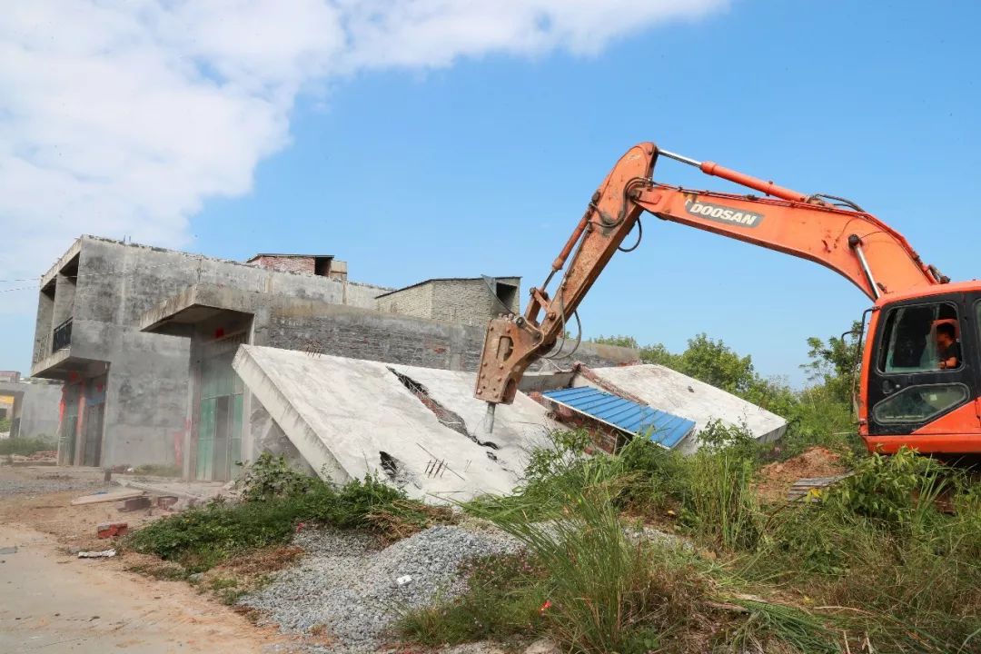 今天和庆镇罗便村委会126处违法建筑被依法拆除!