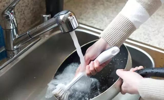 用什么方法可以快速清理锅底 7f0afc77bc0a421b9f532e673e2215a8.jpeg