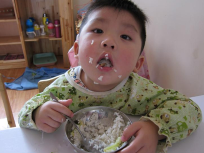 [蓝象宝贝育儿]“大人饭”孩子什么时候能吃？1岁之前不要乱喂，影响脾胃的健康