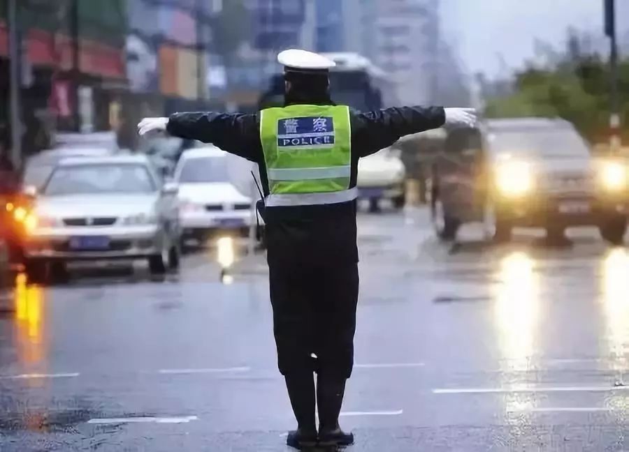 贵阳招聘司机_贵阳 空招路段 发生离奇车祸,护栏刺入轿车,司机穿脑身亡(2)