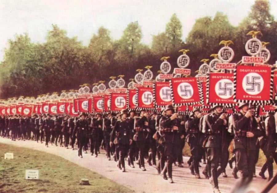 日德投降后，为啥希特勒的“万字旗”禁用，却允许日本用膏药旗？_法西斯